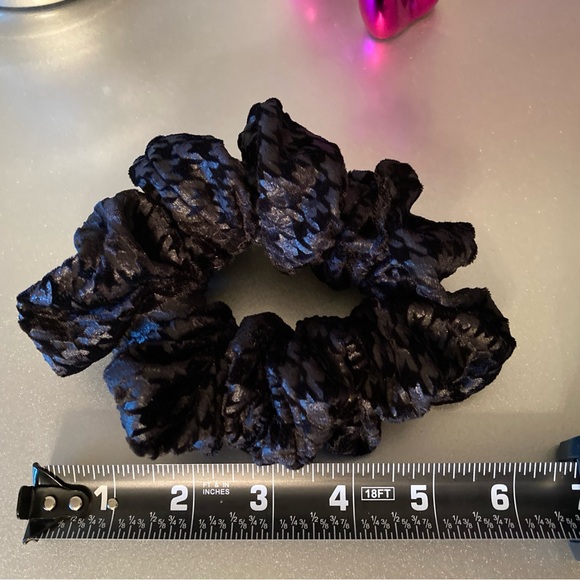NWOT 6" XL Jumbo Scrunchie Velvet Houndstooth Bundle Thick Hair - Picture 4 of 6